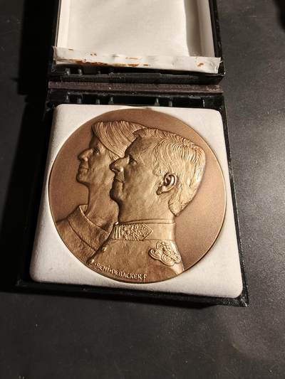 老王徽章第180期 - 比利时菲利普国王与玛蒂尔达王后婚礼大铜章     原盒     直径70mm     重量159.5g