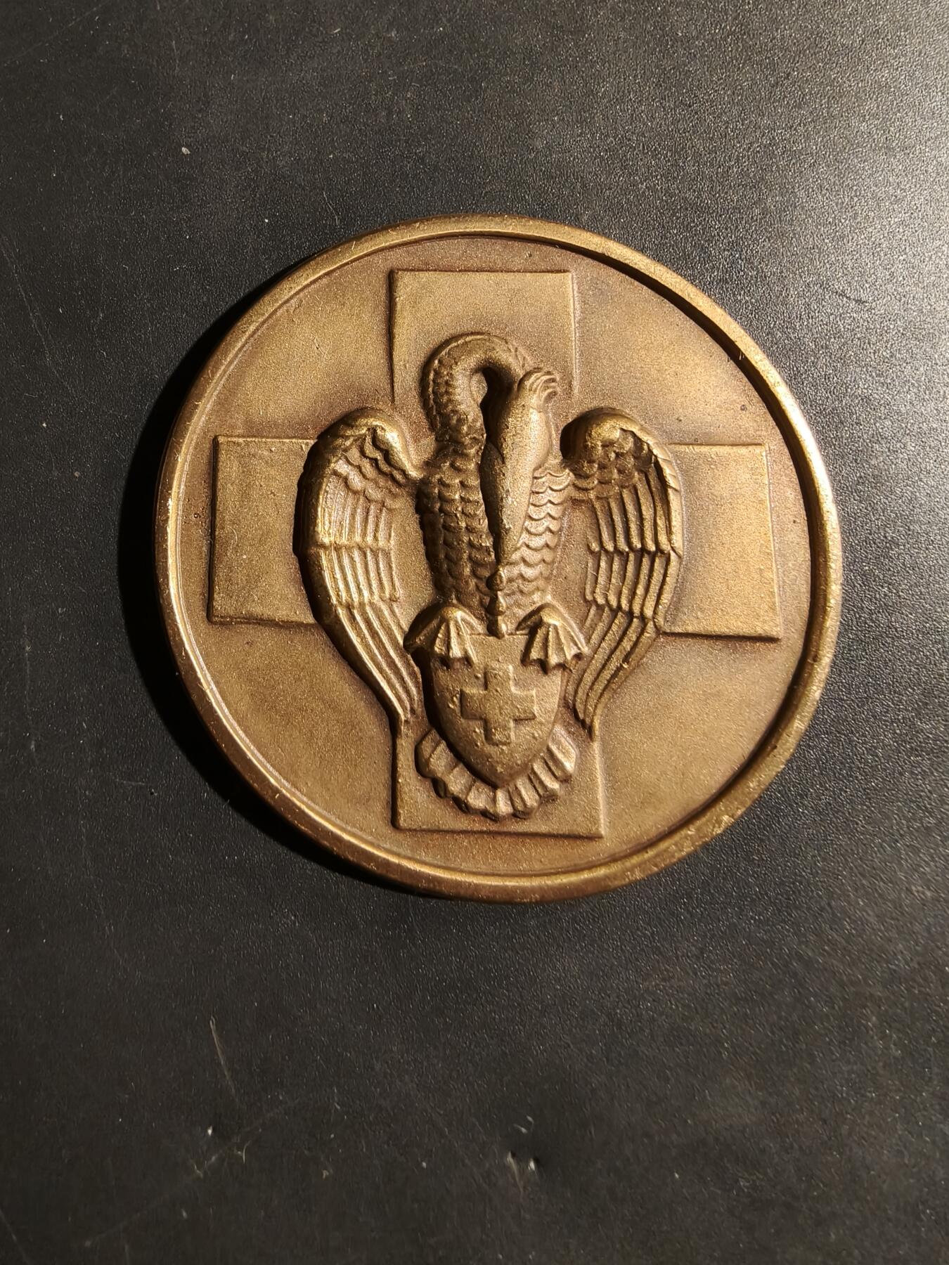 老王徽章第180期 比利时红十字会无偿献血纪念章    原盒     直径50mm     重量44.8g