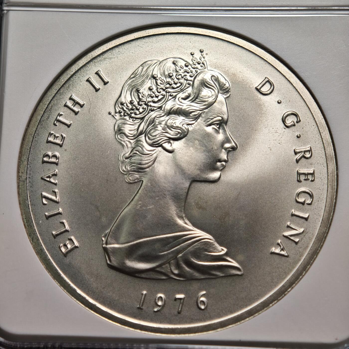 【德藏】世界币章拍卖第164期（拍品征集中~欢迎藏友联系） 1976年 英属特克斯和凯科斯群岛发行女王维多利亚四头像20克朗纪念银币，直径‌45mm，重38.7g，NGC MS67 正面是维多利亚女王少年、青年、中年和老年4个不同时期的经典头像，背面是英国女王伊丽莎白二世的青年时期肖像，设计独特‌，特别是维多利亚女王四个时期肖像的组合，融合了历史元素，体现了两代女王的象征意义