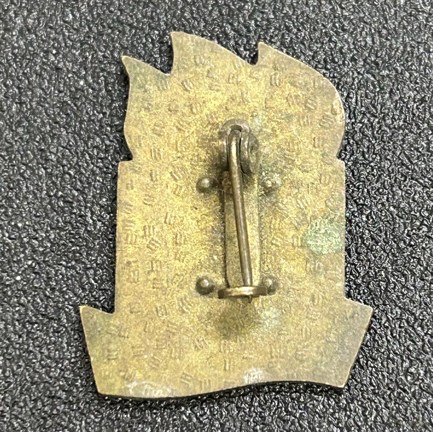 西秦中古拍卖第七十五期 老挝人民革命党早期证章 铜制 东德代工