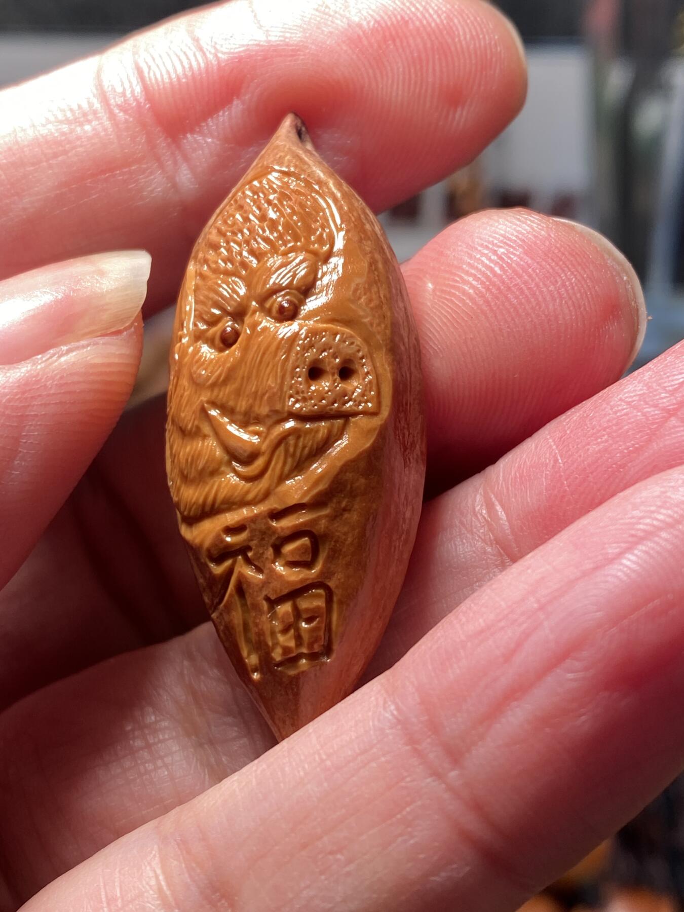 核舟记发源地苏州舟山核雕年末放漏 福利苏工核雕，纯手工雕刻二花福小猪，个性十足，等待有缘人，市场无同款，尺寸1。75x4.6喜欢的来