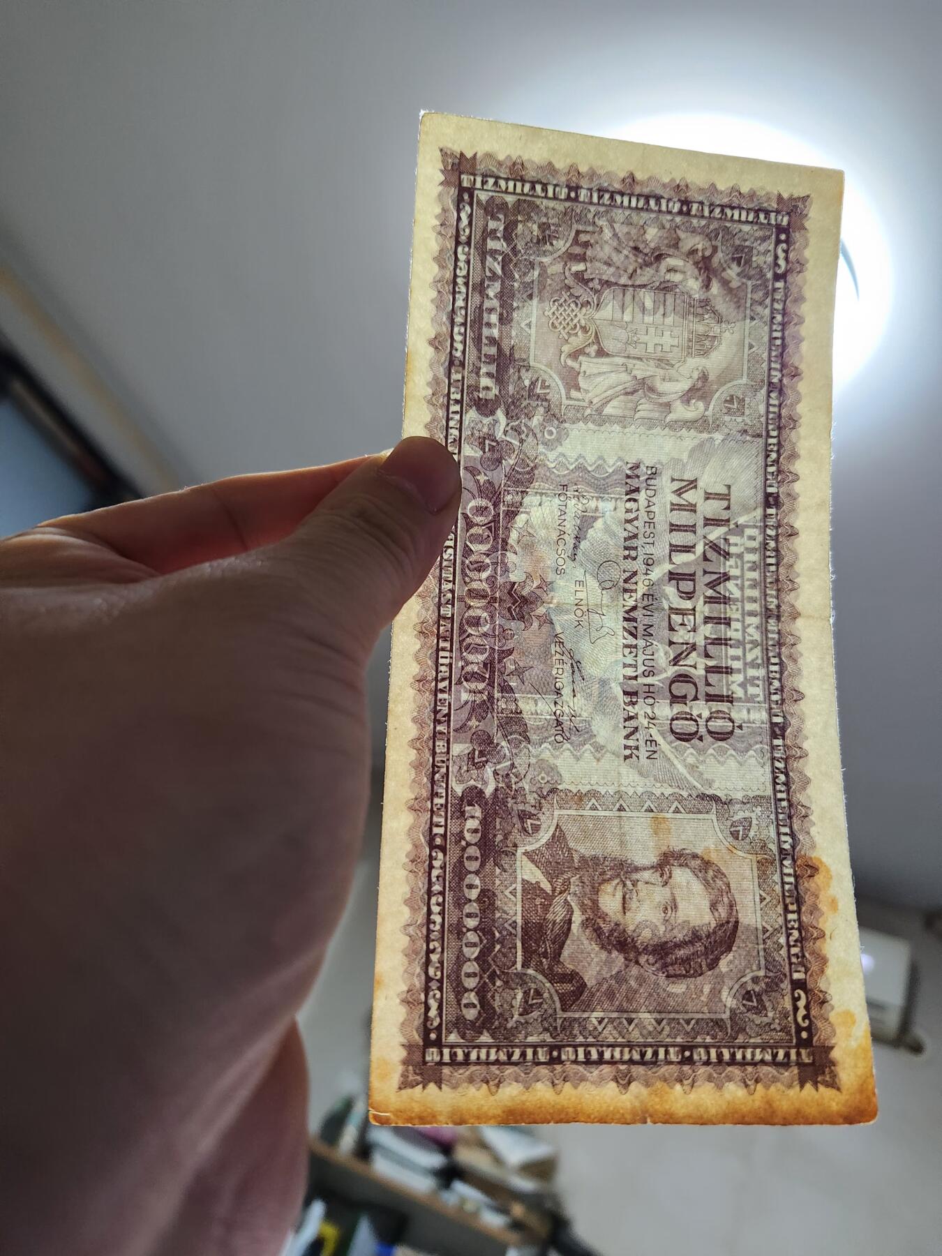 2月6号晚上8点 外国纸币自动截拍第19场 匈牙利1945年10000000彭戈纸币 极美品