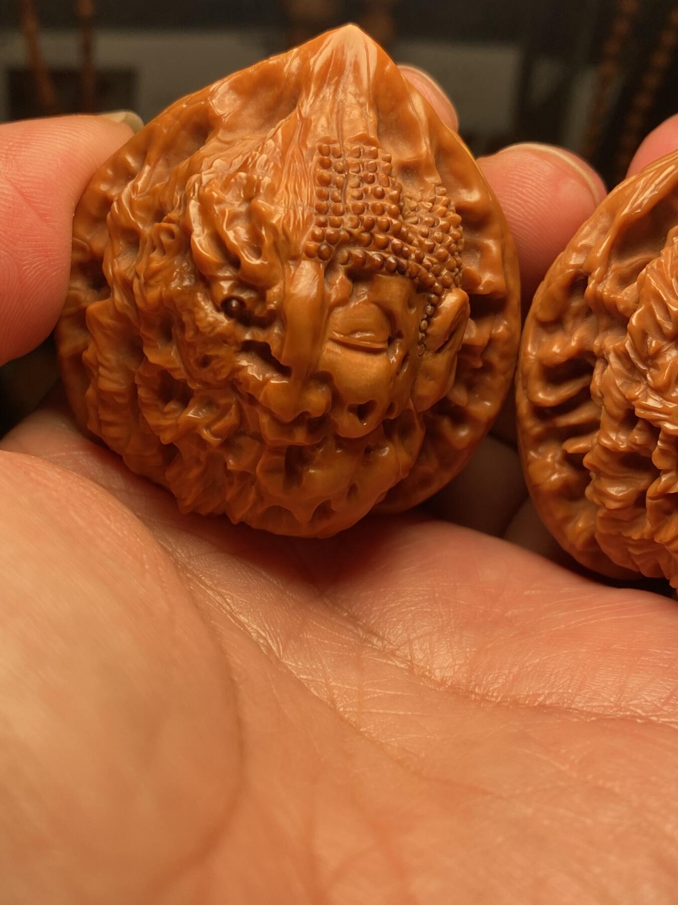 核舟记发源地苏州舟山核雕年末放漏 福利苏工核雕，纯手工雕刻,核桃一念之间，个性十足，等待有缘人，市场无同款，尺寸4。6喜欢的来