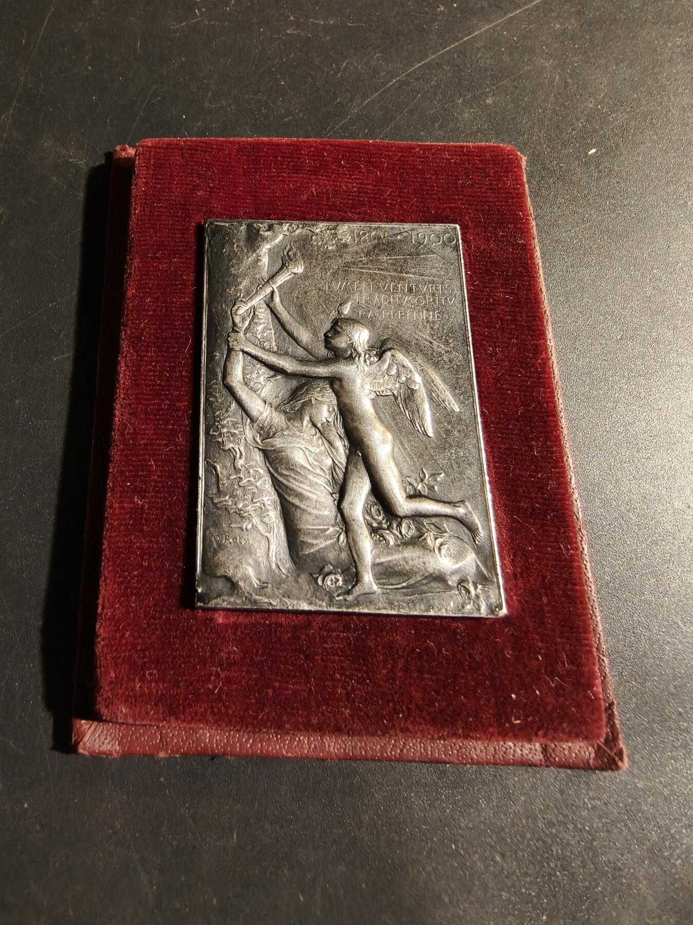 老王徽章第180期 法国1900世博会方形镀银大铜章    少见原盒    大师罗蒂作品    尺寸51×36mm    重量36.4g