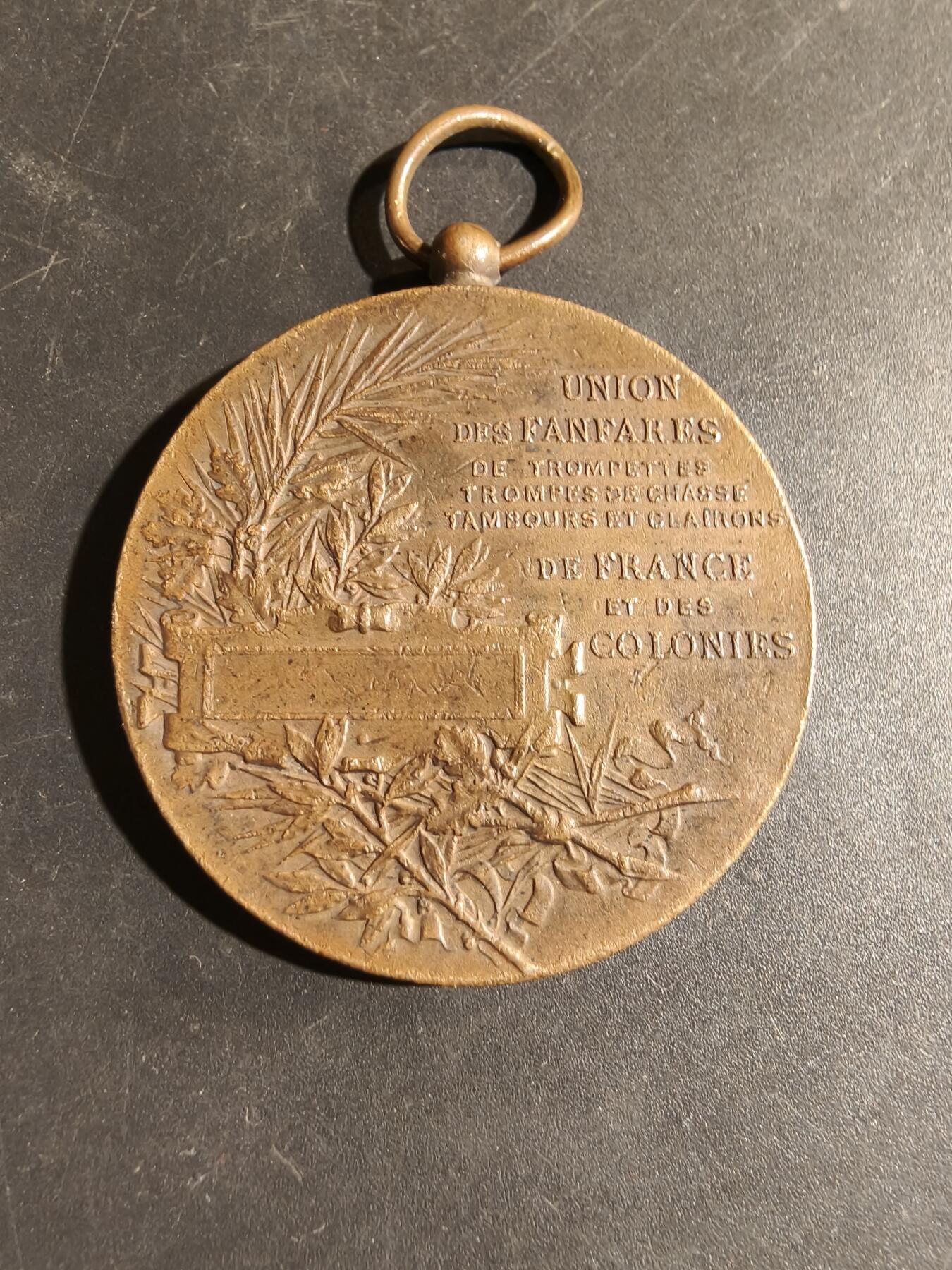 老王徽章第180期 法国及殖民地小号、猎号、鼓和号角爱好者联盟大尺寸铜奖章     直径45mm     重量41.1g