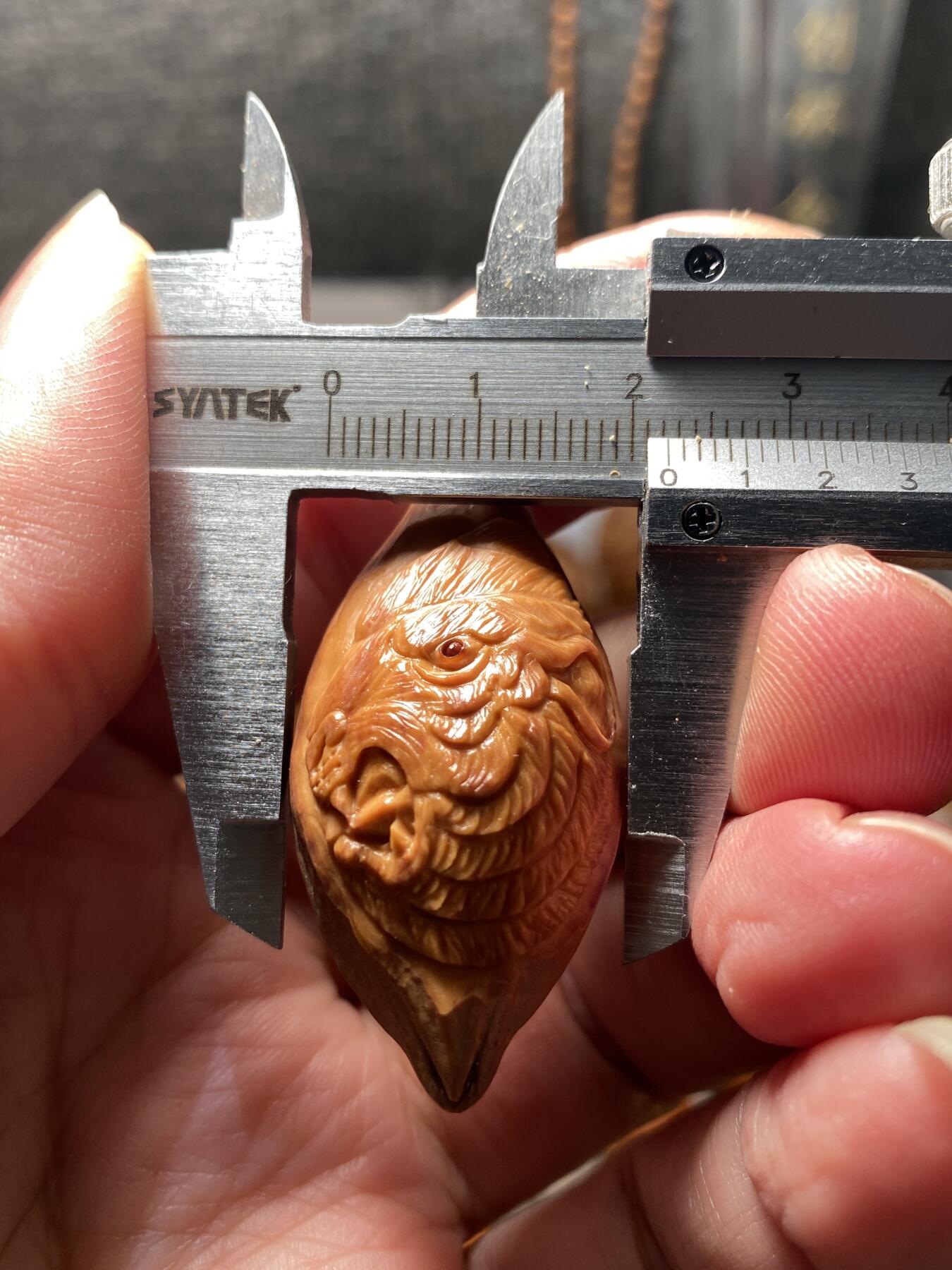 核舟记发源地苏州舟山核雕年末放漏 福利苏工核雕，纯手工雕刻,虎虎生威，君临天下，个性十足，等待有缘人，市场无同款，尺寸2。2x4.55喜欢的来