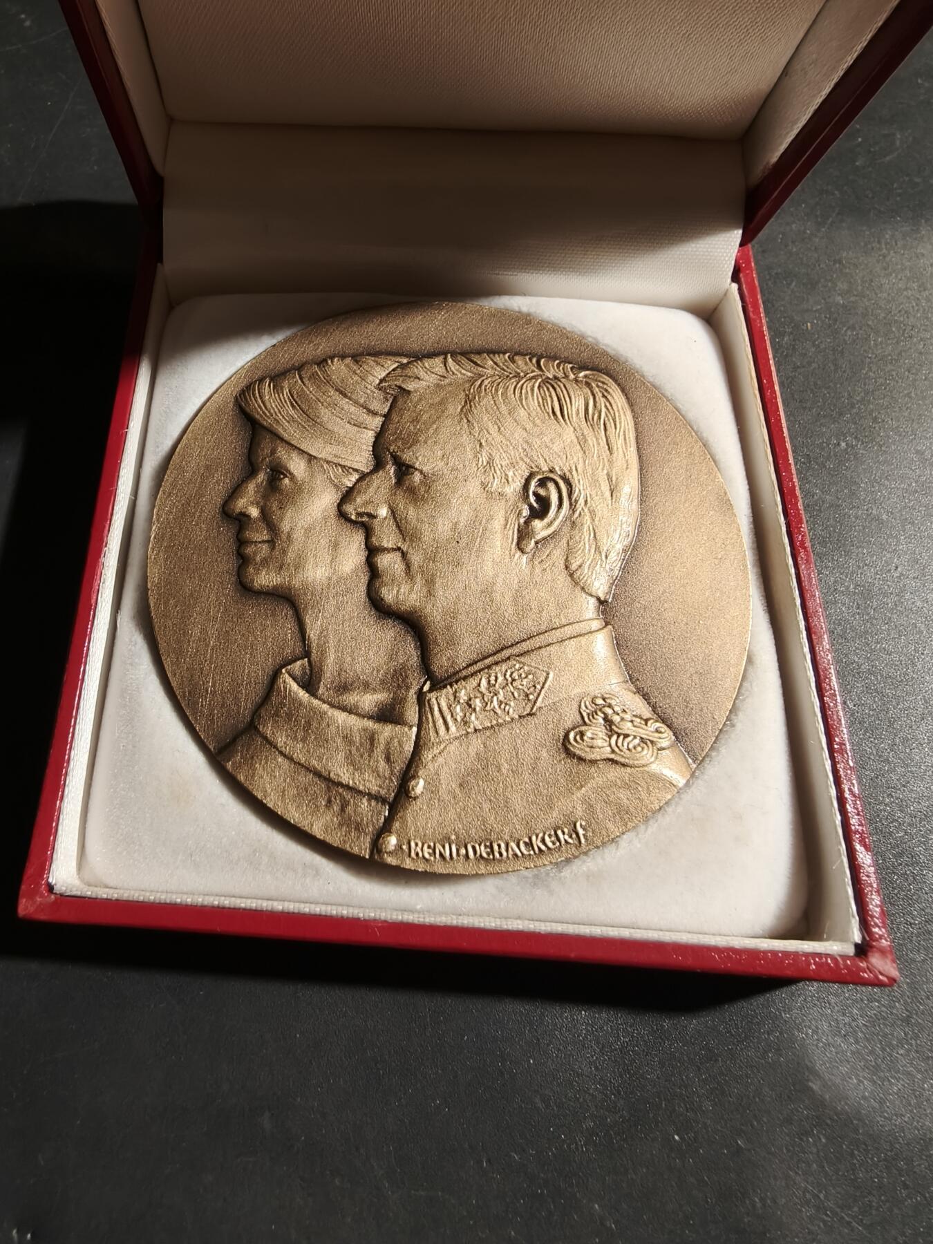 老王徽章第180期 比利时菲利普国王与玛蒂尔达王后婚礼大铜章     原盒     直径70mm      重量154.2g