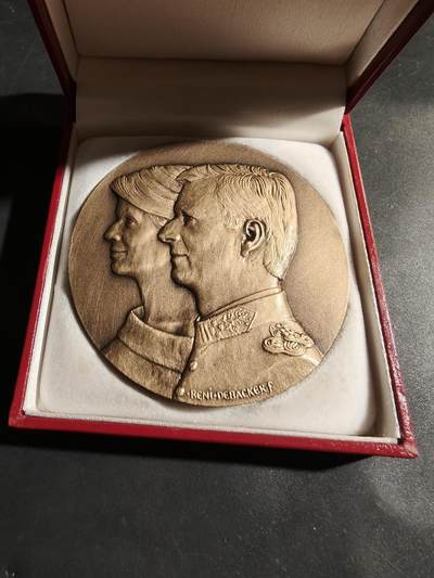 老王徽章第180期 - 比利时菲利普国王与玛蒂尔达王后婚礼大铜章     原盒     直径70mm      重量154.2g