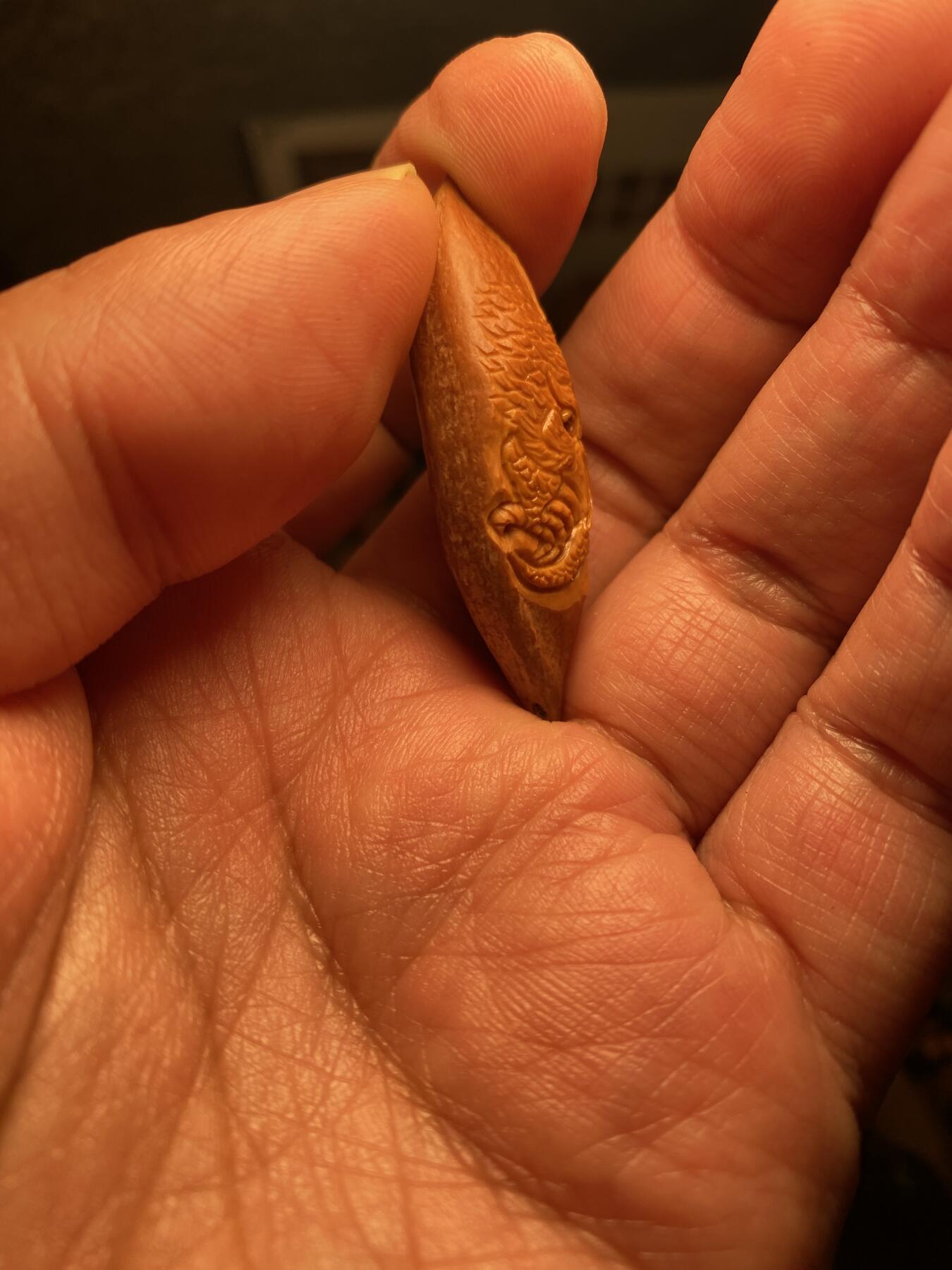 核舟记发源地苏州舟山核雕年末放漏 福利苏工核雕，纯手工雕刻二花雄鹰，个性十足，等待有缘人，市场无同款，尺寸1。75x4.75喜欢的来