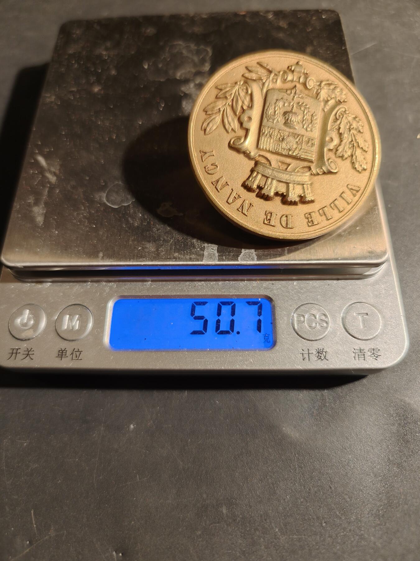 老王徽章第180期 法国南锡市镀金大铜章    单面     直径50mm     重量50.7g