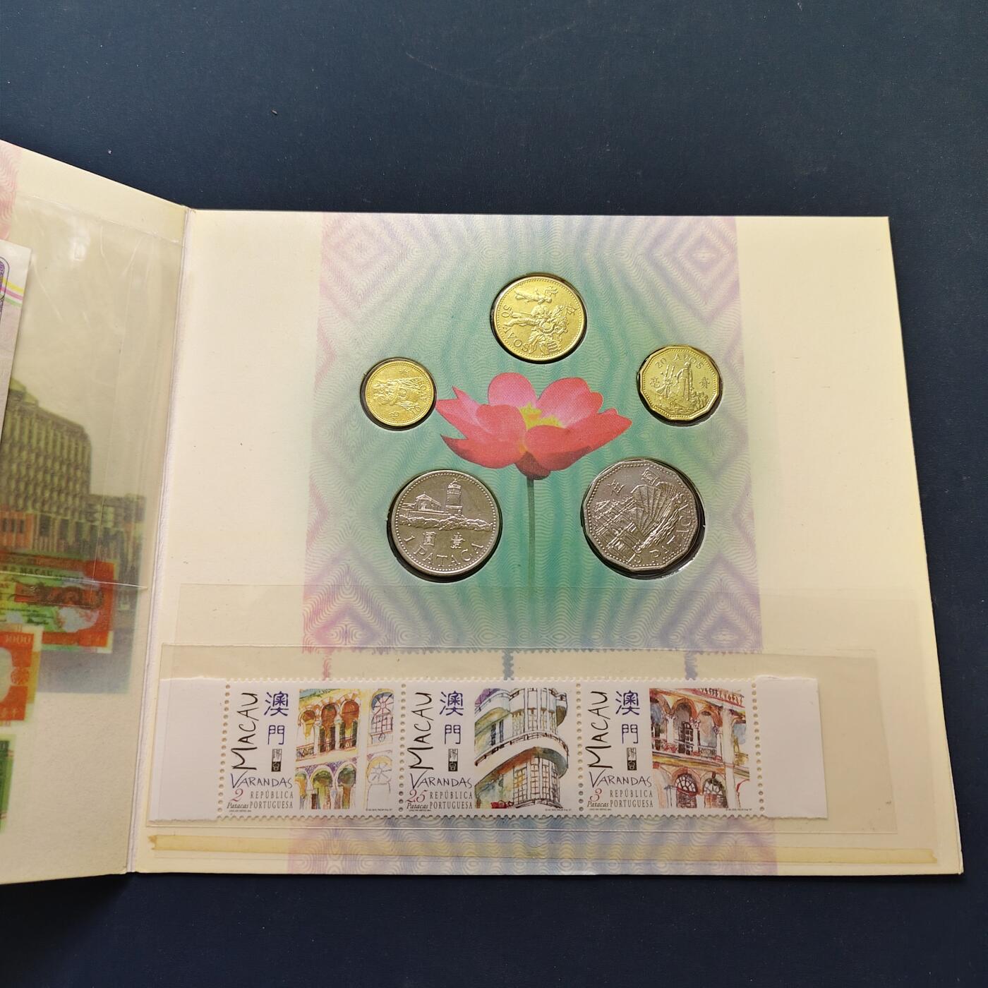 【全场包邮】纯粹捡漏拍500场-持续更新中 澳门邮币珍藏册-含30元纸钞+硬币5枚+纪念章