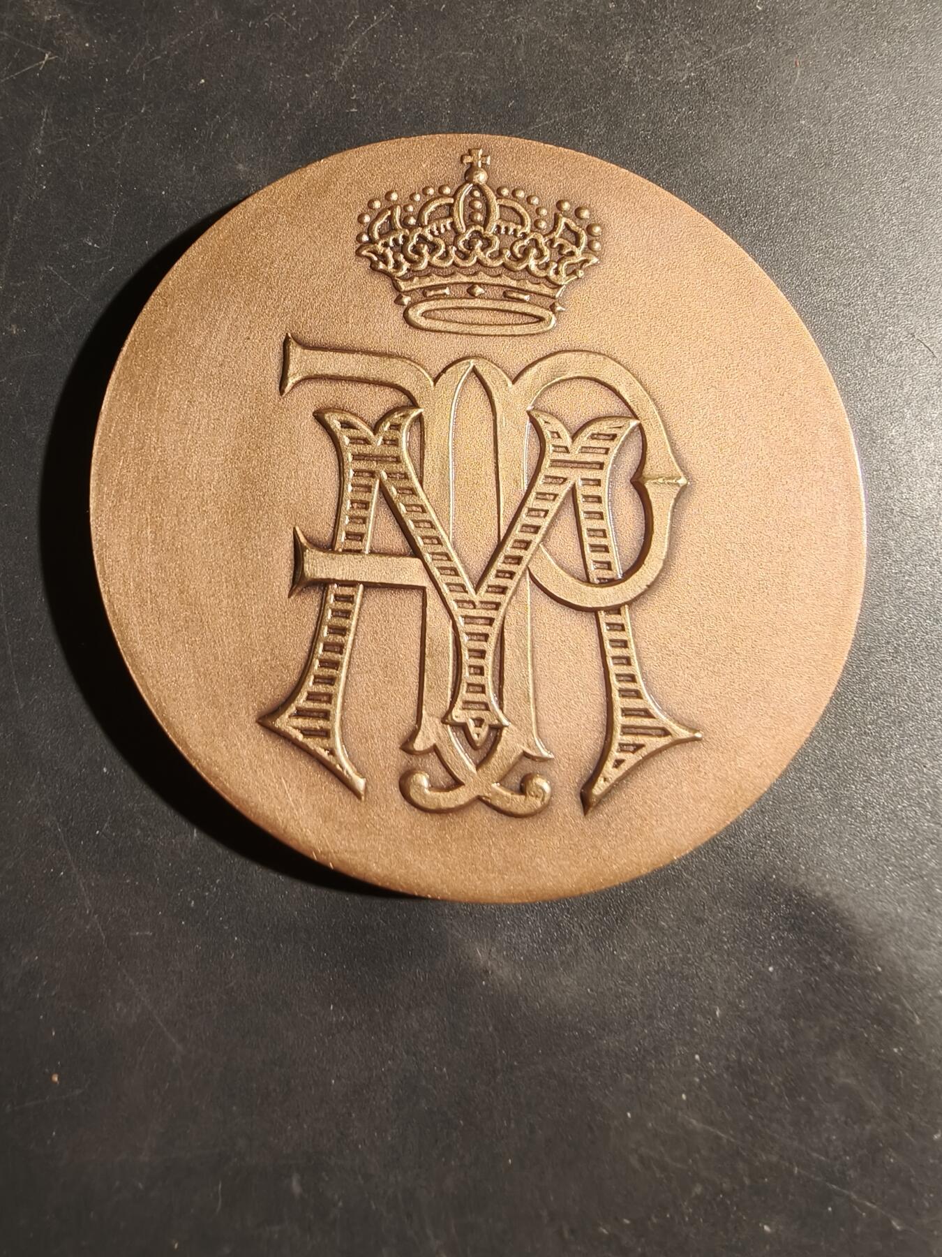 老王徽章第180期 比利时菲利普国王与玛蒂尔达王后婚礼大铜章     原盒     直径70mm     重量159.5g