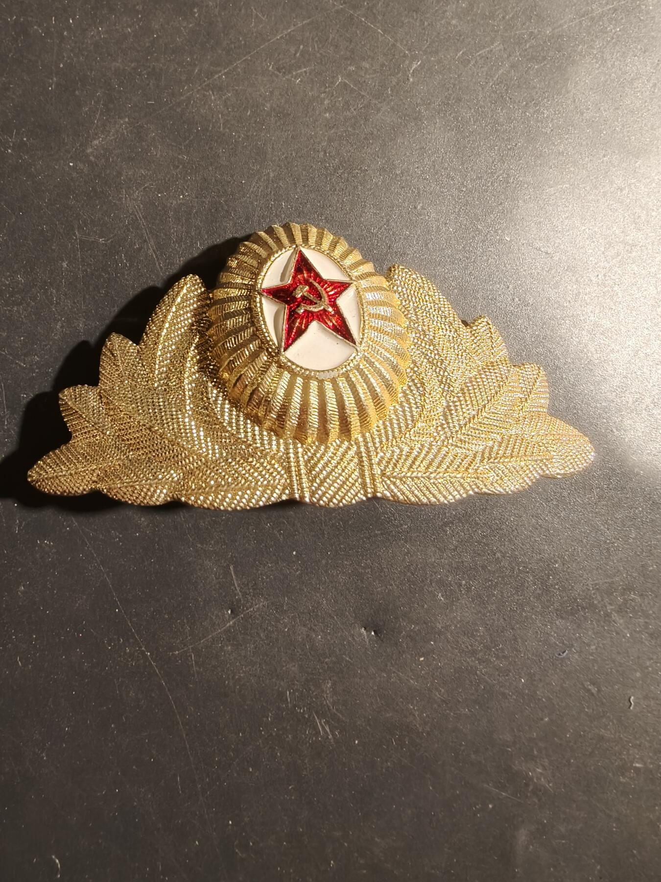 老王徽章第180期 苏联陆军礼服大檐帽帽徽