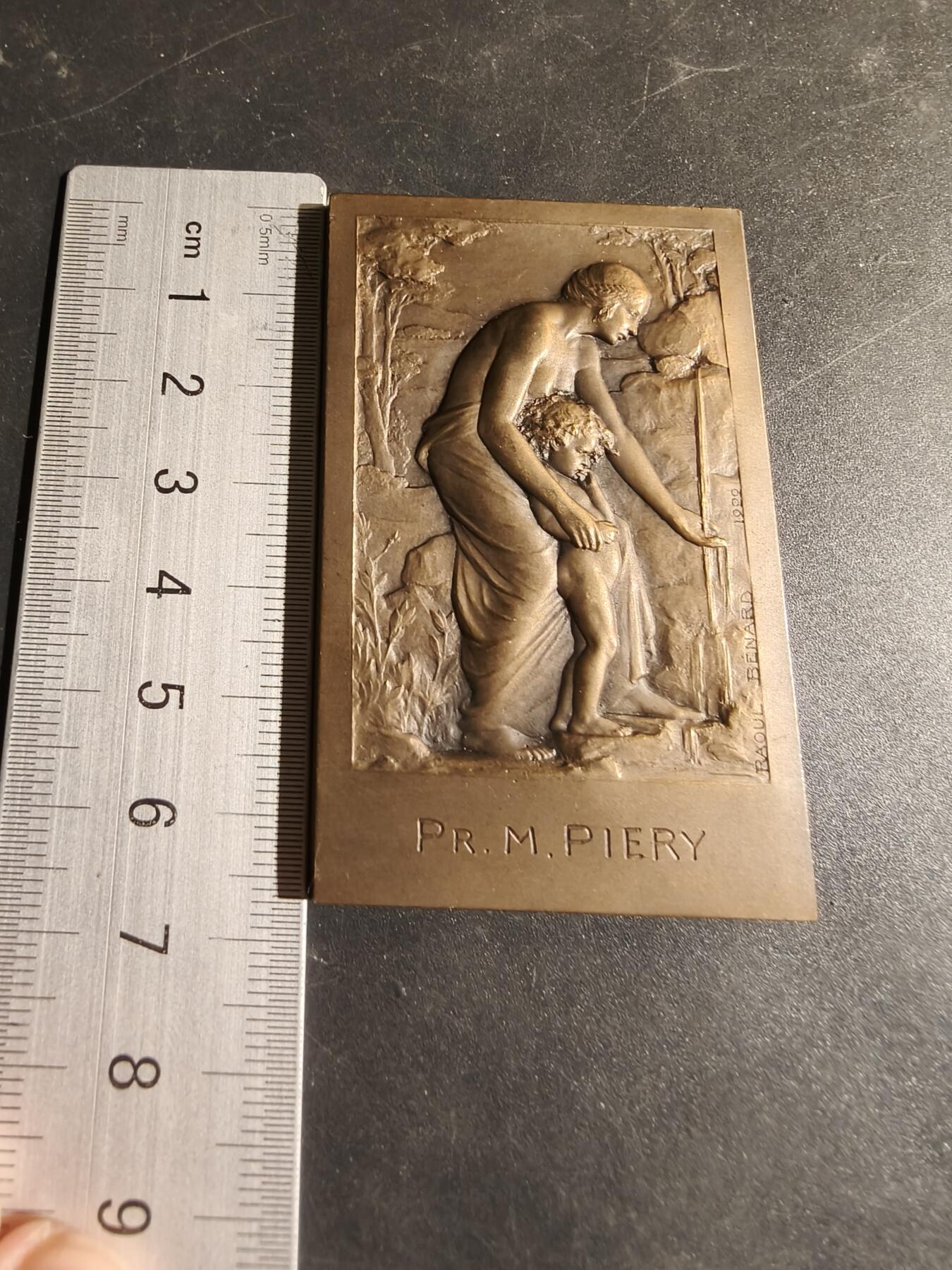 老王徽章第180期 法国1928年医学院学生前往水疗和气候站的旅行方形大铜章     尺寸42×68mm     重量92.1g