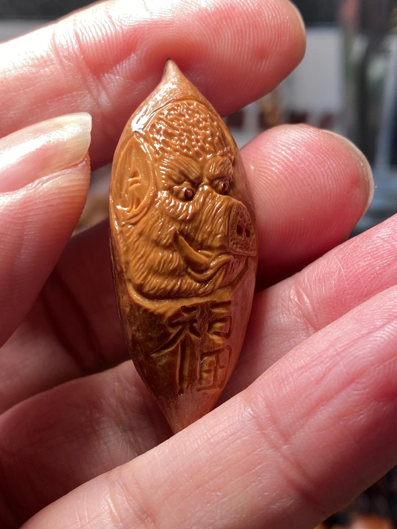 核舟记发源地苏州舟山核雕年末放漏 福利苏工核雕，纯手工雕刻二花福小猪，个性十足，等待有缘人，市场无同款，尺寸1。75x4.6喜欢的来