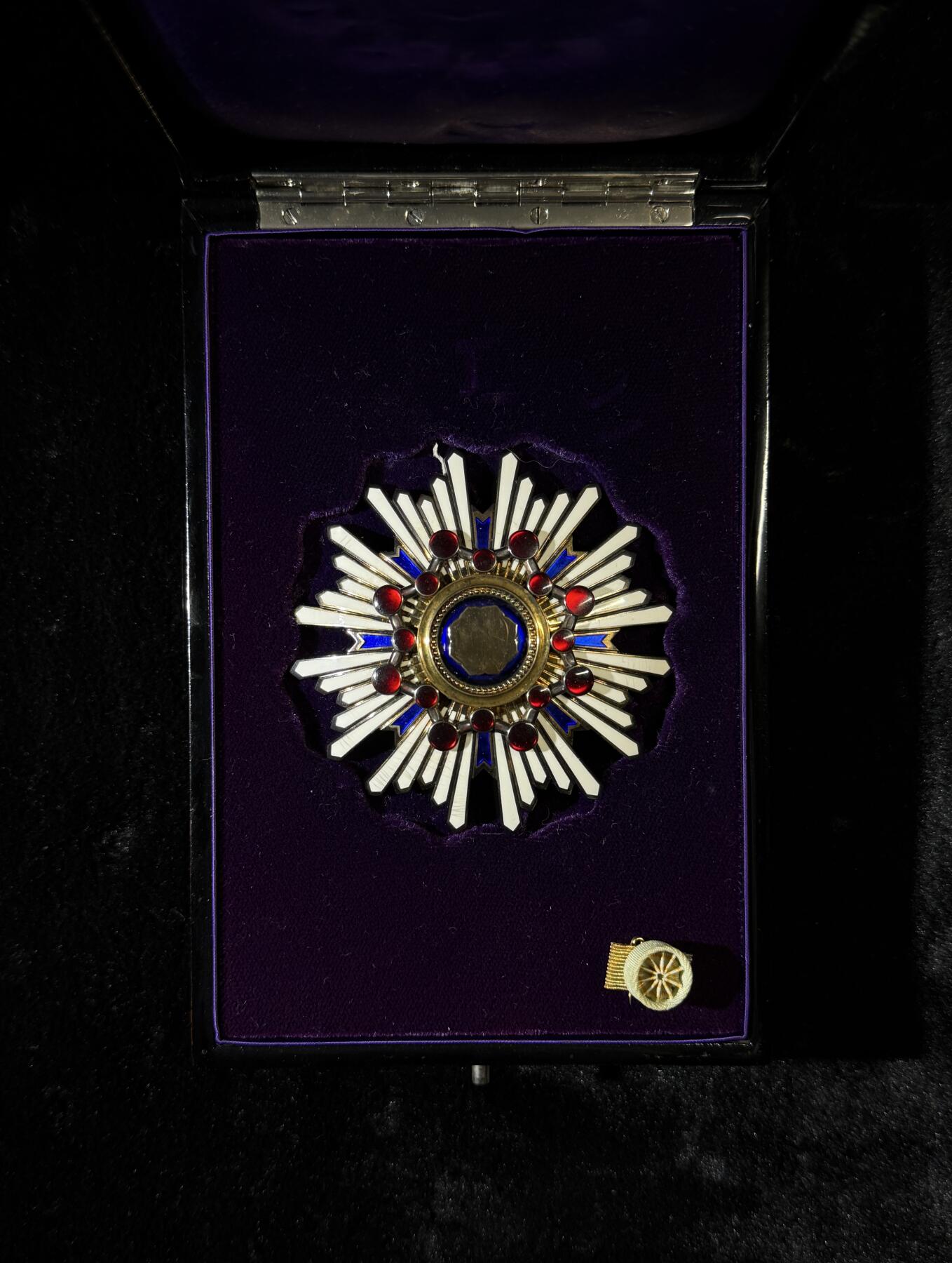 欢庆春节！戎马世界章牌大赏第111期春节大拍 勋二等瑞宝章，盒略齐全，银制