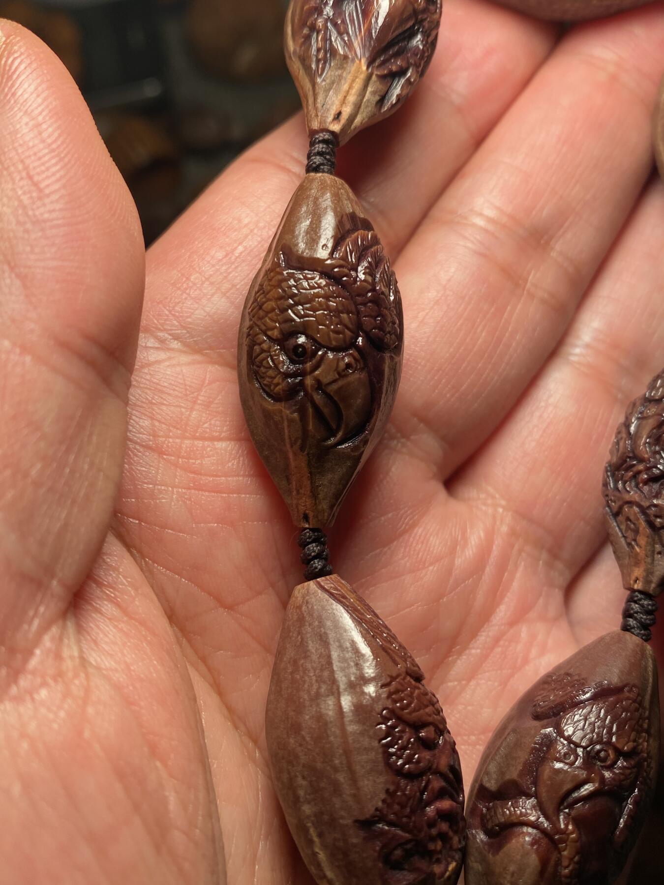 核舟记发源地苏州舟山核雕年末放漏 福利苏工核雕，纯手工雕刻王红秋老师作品，紫核大展鸿图手串，个性十足，等待有缘人，市场无同款，尺寸1。65x3.45喜欢的来