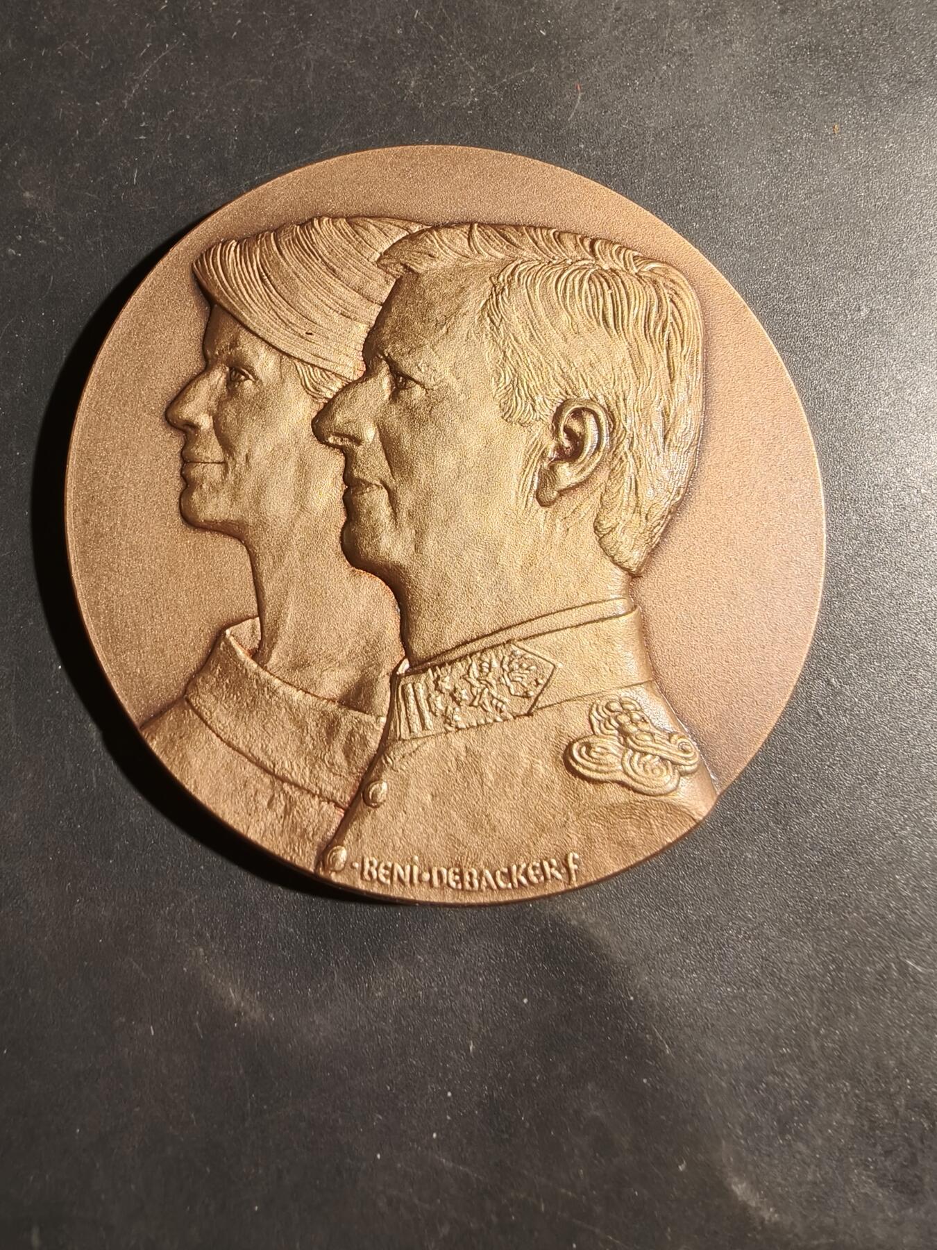 老王徽章第180期 比利时菲利普国王与玛蒂尔达王后婚礼大铜章     原盒     直径70mm     重量159.5g