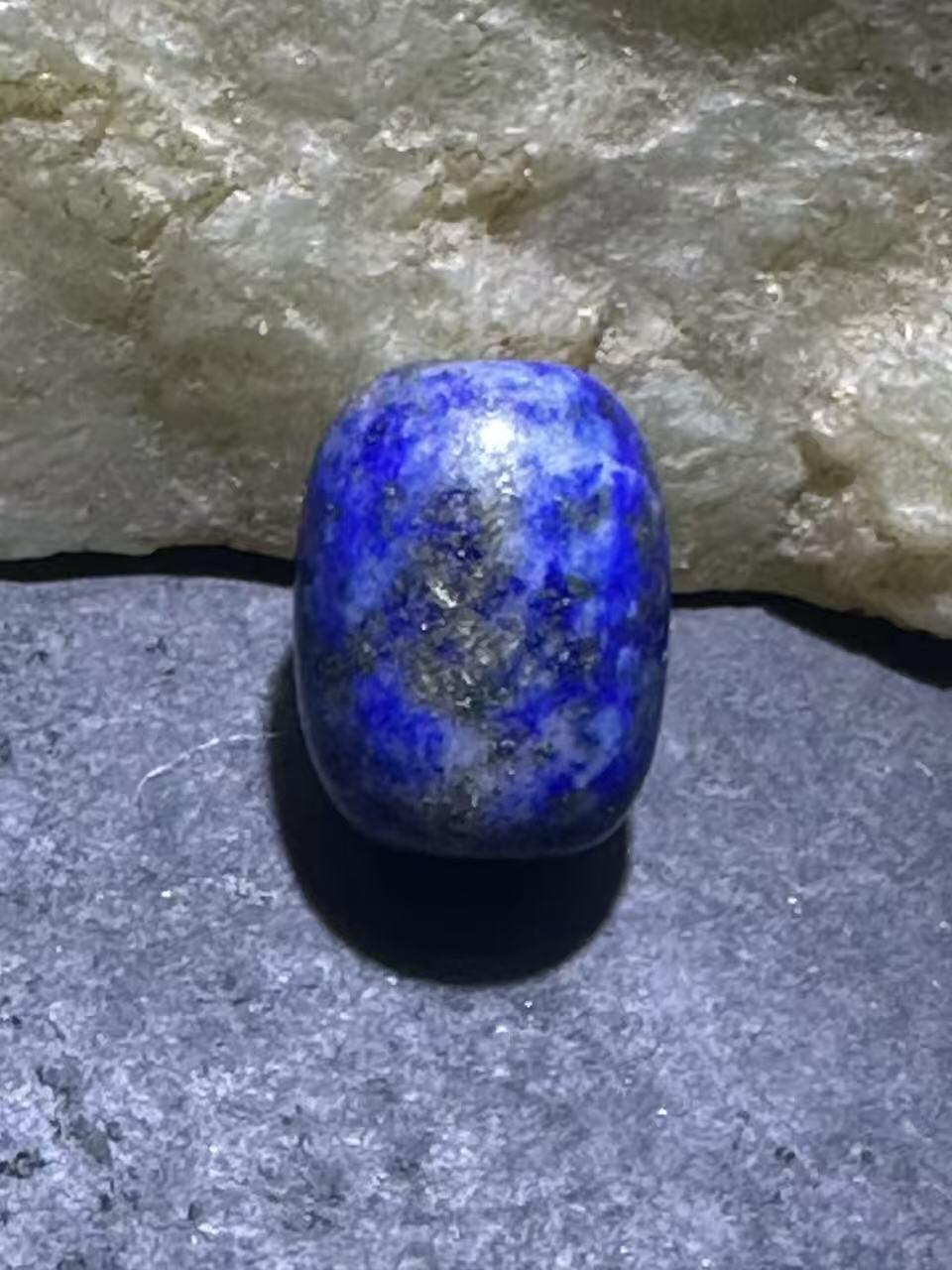 阿富汗老矿青金石随形小桶珠一颗，