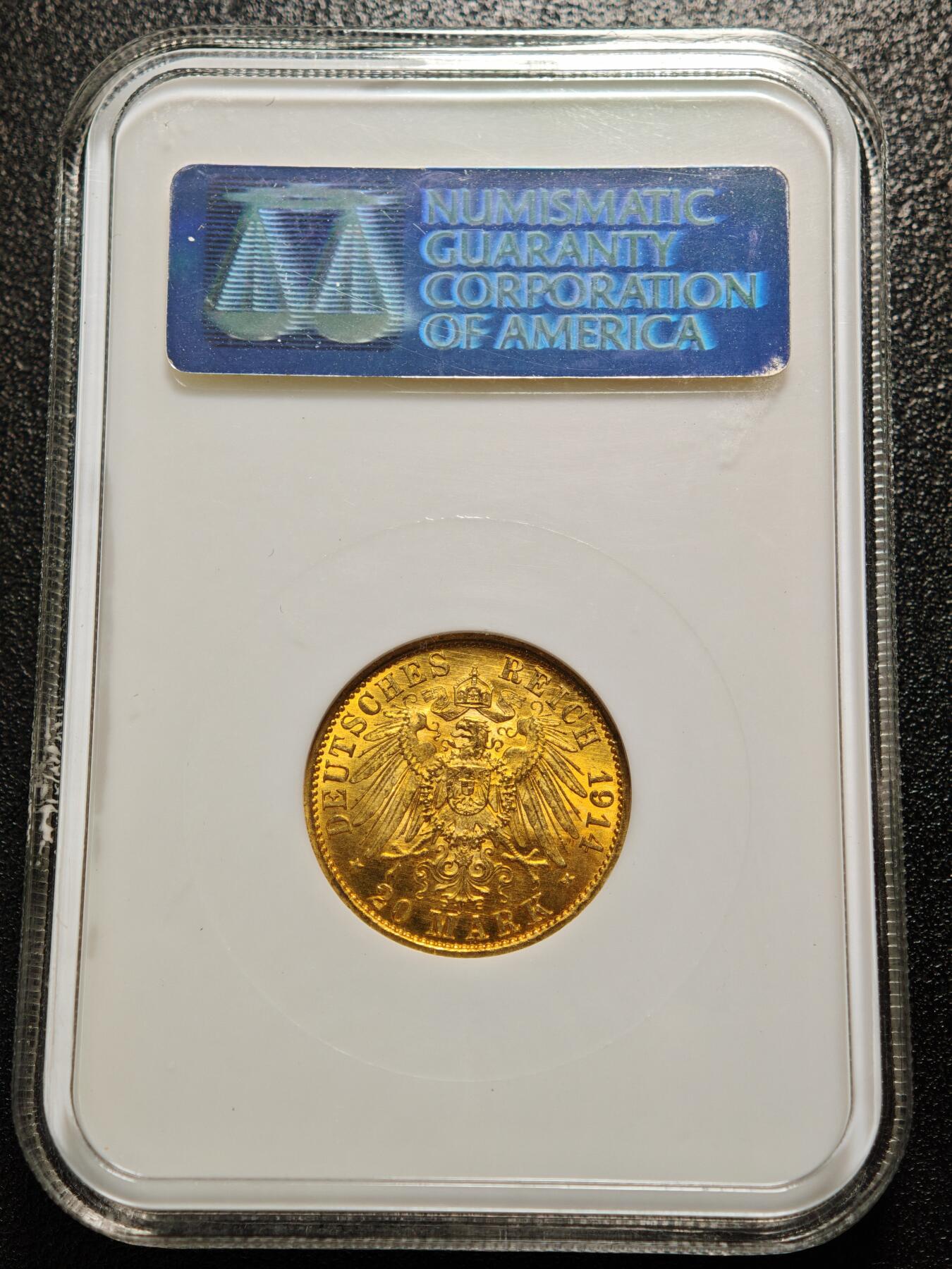 【德藏】世界币章拍卖第164期（拍品征集中~欢迎藏友联系） 1914年 德国普鲁士威廉二世军装A版20马克金币，流通金币，重量：7.965克，含金量：90%，NGC MS63 这是德国普鲁士一战前发行的最后一款流通金币，军装版，设计精美，图案细腻，热门品种，顶级品相。NGC老白盒，早期低评