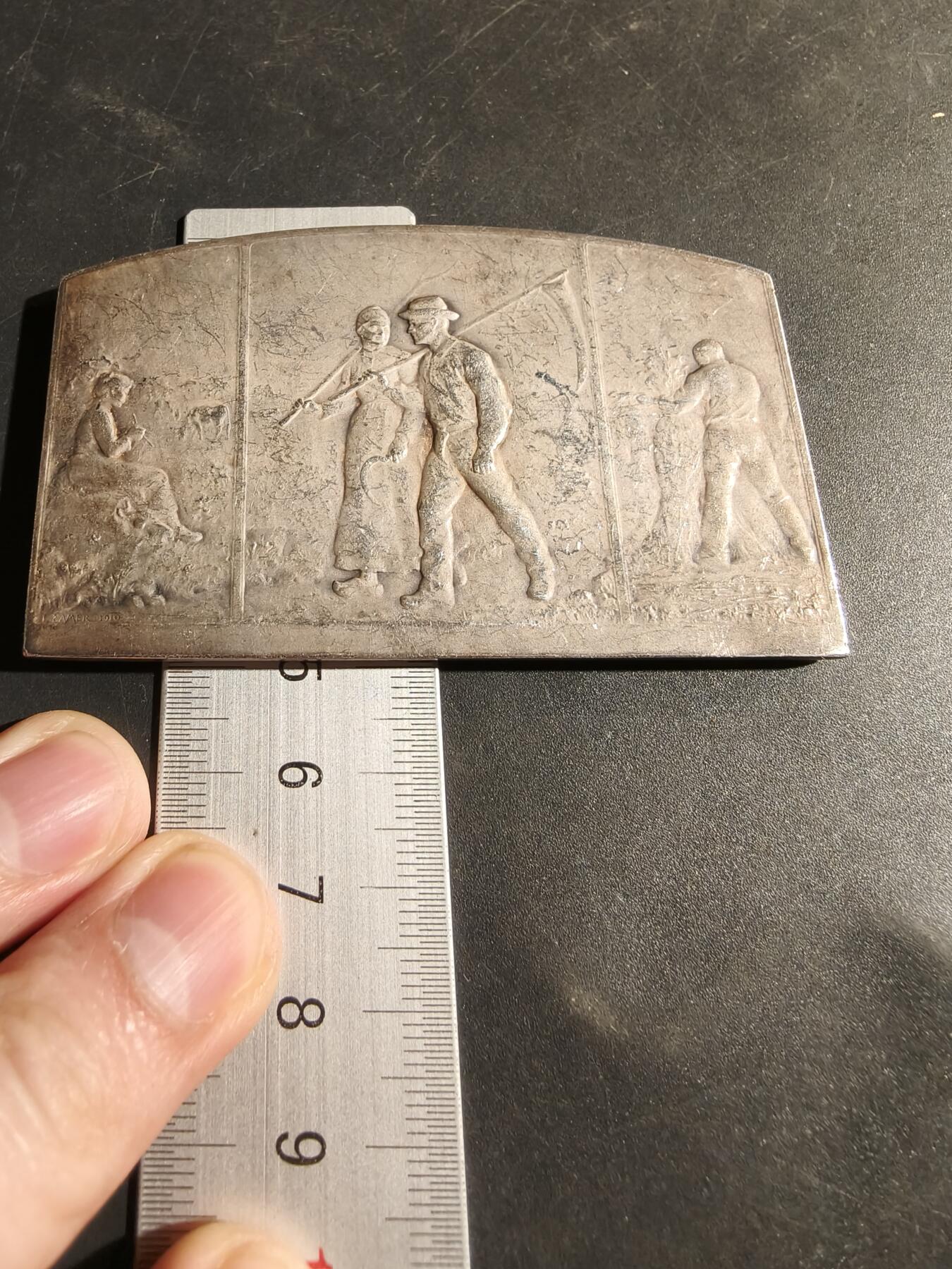 老王徽章第180期 法国塞纳瓦兹省农业办公室方形镀银大铜章    带盒子     尺寸80×50mm     重量111.2g