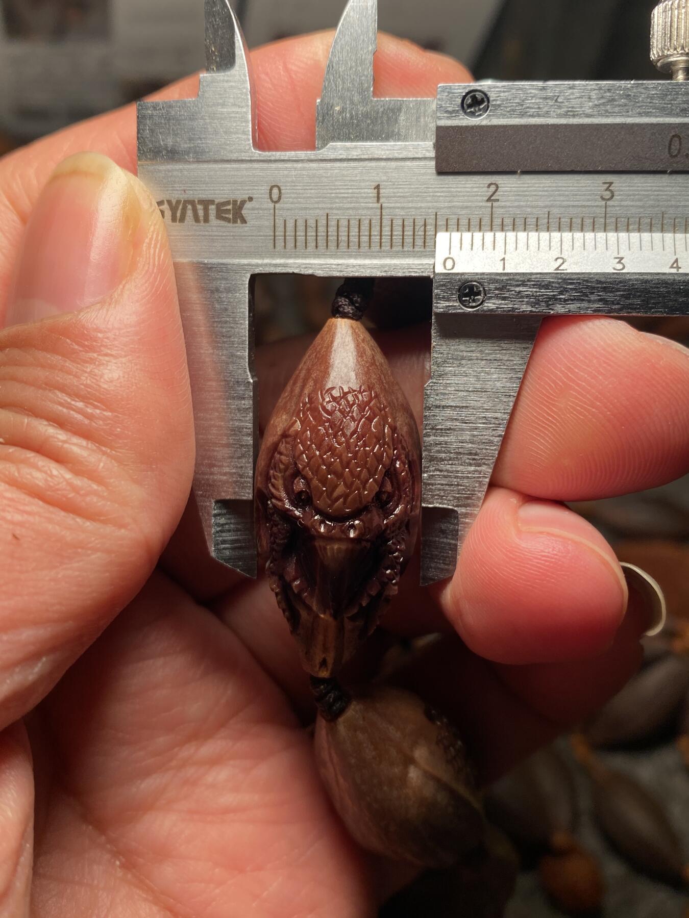 核舟记发源地苏州舟山核雕年末放漏 福利苏工核雕，纯手工雕刻王红秋老师作品，紫核大展鸿图手串，个性十足，等待有缘人，市场无同款，尺寸1。65x3.45喜欢的来