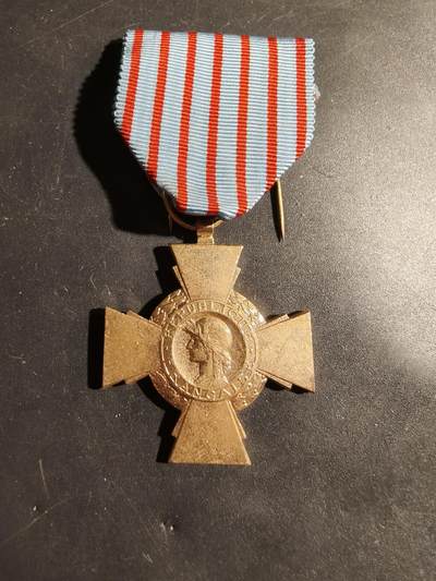老王徽章第180期 - 法国战斗十字奖章