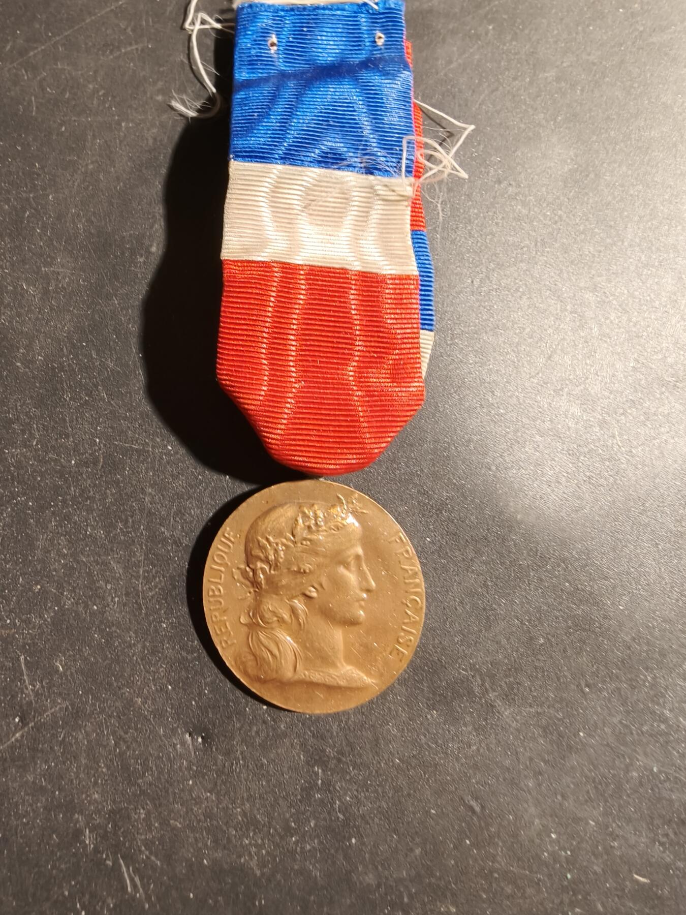 老王徽章第180期 法国战争部铜级劳工奖章   1965实发