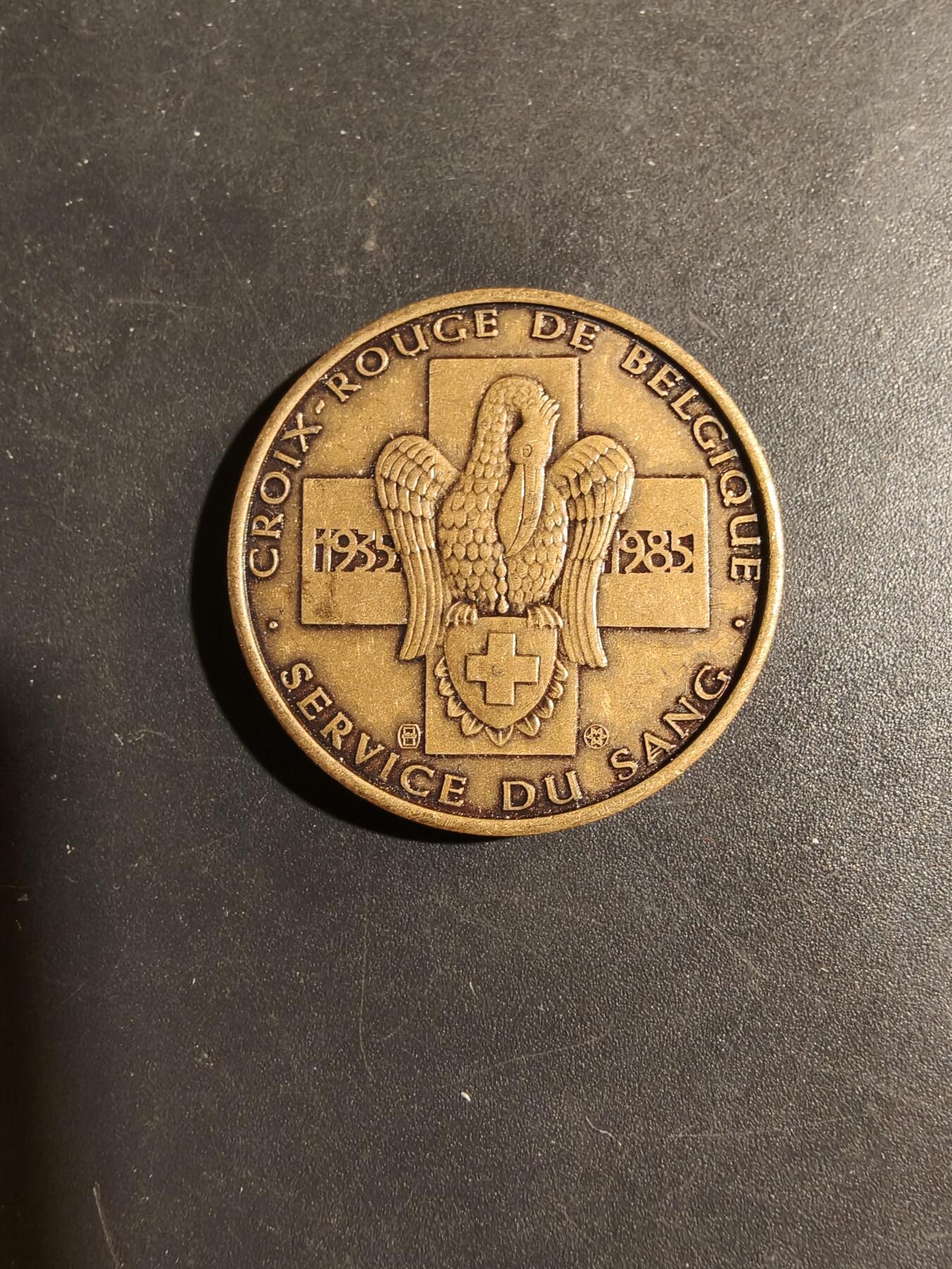 老王徽章第180期 比利时红十字会献血服务50周年纪念章     原盒     直径29mm     重量12.1g