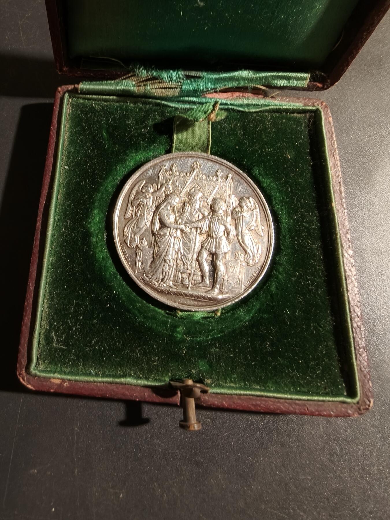 老王徽章第180期 法国结婚纪念银章     少见版本    原盒950银     直径36mm   重量24.3g