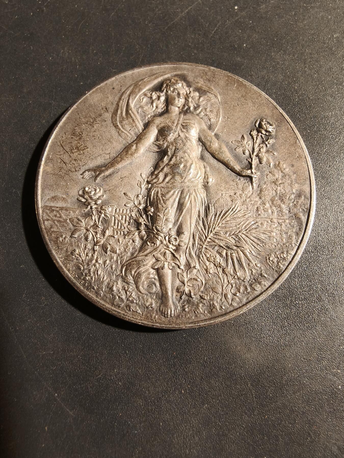 老王徽章第180期 法国持花女子镀银大铜章     原盒    直径46mm    重量41.7g