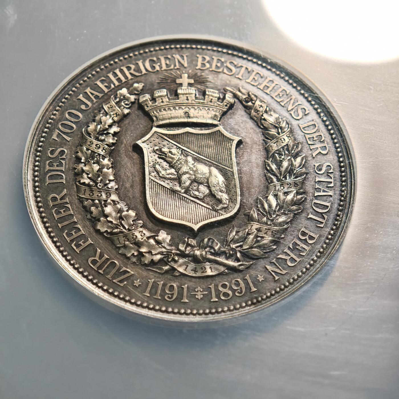 【德藏】世界币章拍卖第164期（拍品征集中~欢迎藏友联系） 1891年 瑞士伯尔尼建城700周年50mm纪念银章  NGC MS63 念伯尔尼从1191年建城至1891年的700年历史，核心致敬伯尔尼建城者贝尔希托尔德五世 伯尔尼由策林根家族的贝尔希托尔德五世于1191年建立，“熊”作为城市象征源于建城时的狩猎传说；1891年的700周年庆典是伯尔尼城市发展史上的重要节点 原味包浆