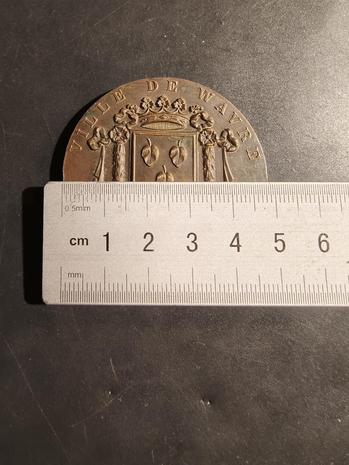 老王徽章第180期 比利时市瓦弗市大铜章     背面为瓦弗市政厅     直径50mm    重量49.2g