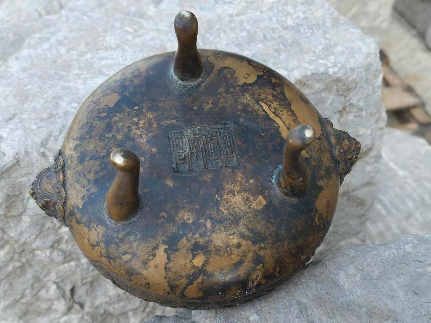 乡下拆迁淘得，清代三足兽头，松竹梅纯铜小香炉一件。包浆浑厚皮克老辣，品相一流，满工完整牢固值得拥有。 尺寸直径16口径11.5高10cm重1公斤。