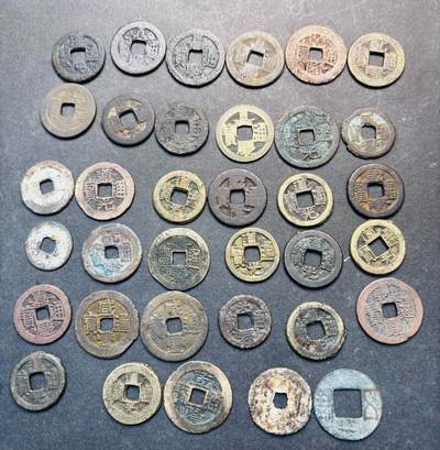 文馨钱币收藏第 293 场，春节前最后一期全部发出，将不予寄存，请悉知 - 清代中后期乾隆，嘉庆，道光，咸丰一组 ➕五铢钱，一共 35 枚