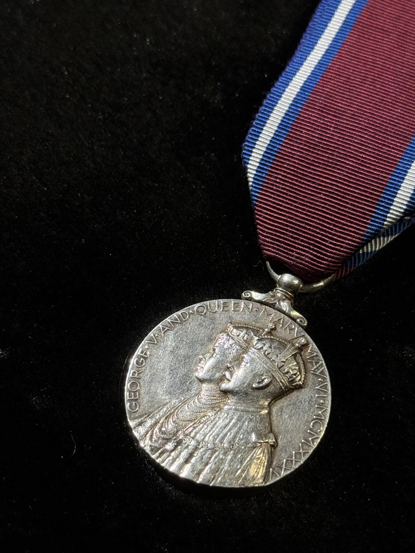 欢庆春节！戎马世界章牌大赏第111期春节大拍 英国乔治五世加冕25周年奖章，银制