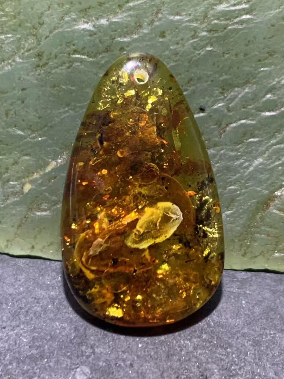 乌克兰花珀通货水滴形吊坠一个，