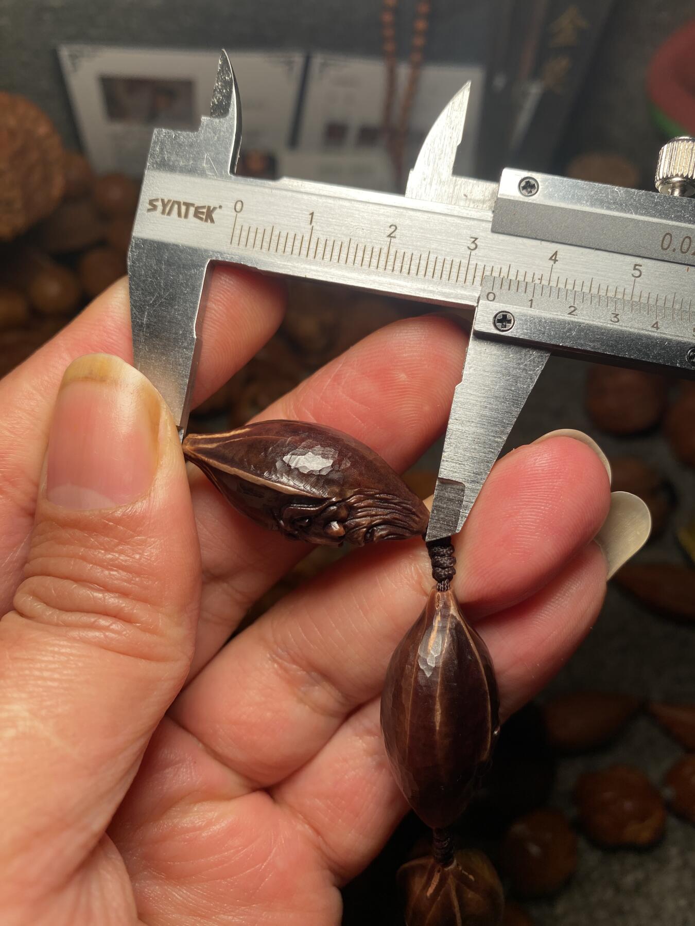 核舟记发源地苏州舟山核雕年末放漏 福利苏工核雕，纯手工雕刻王红秋老师作品，紫核大头十八罗汉，个性十足，等待有缘人，市场无同款，尺寸1。5x3.35喜欢的来