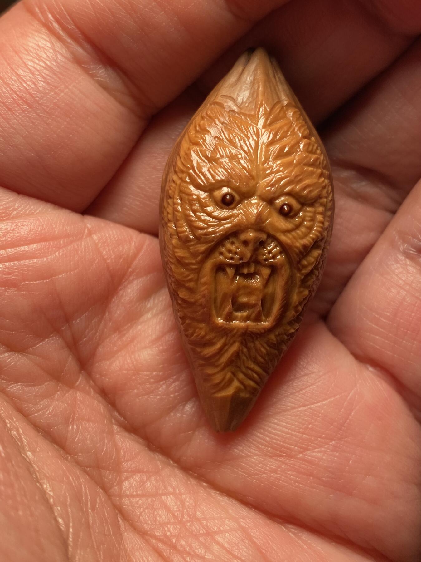 核舟记发源地苏州舟山核雕年末放漏 福利苏工核雕，纯手工雕刻，君临天下，个性十足，等待有缘人，市场无同款，尺寸2。1x4.65喜欢的来