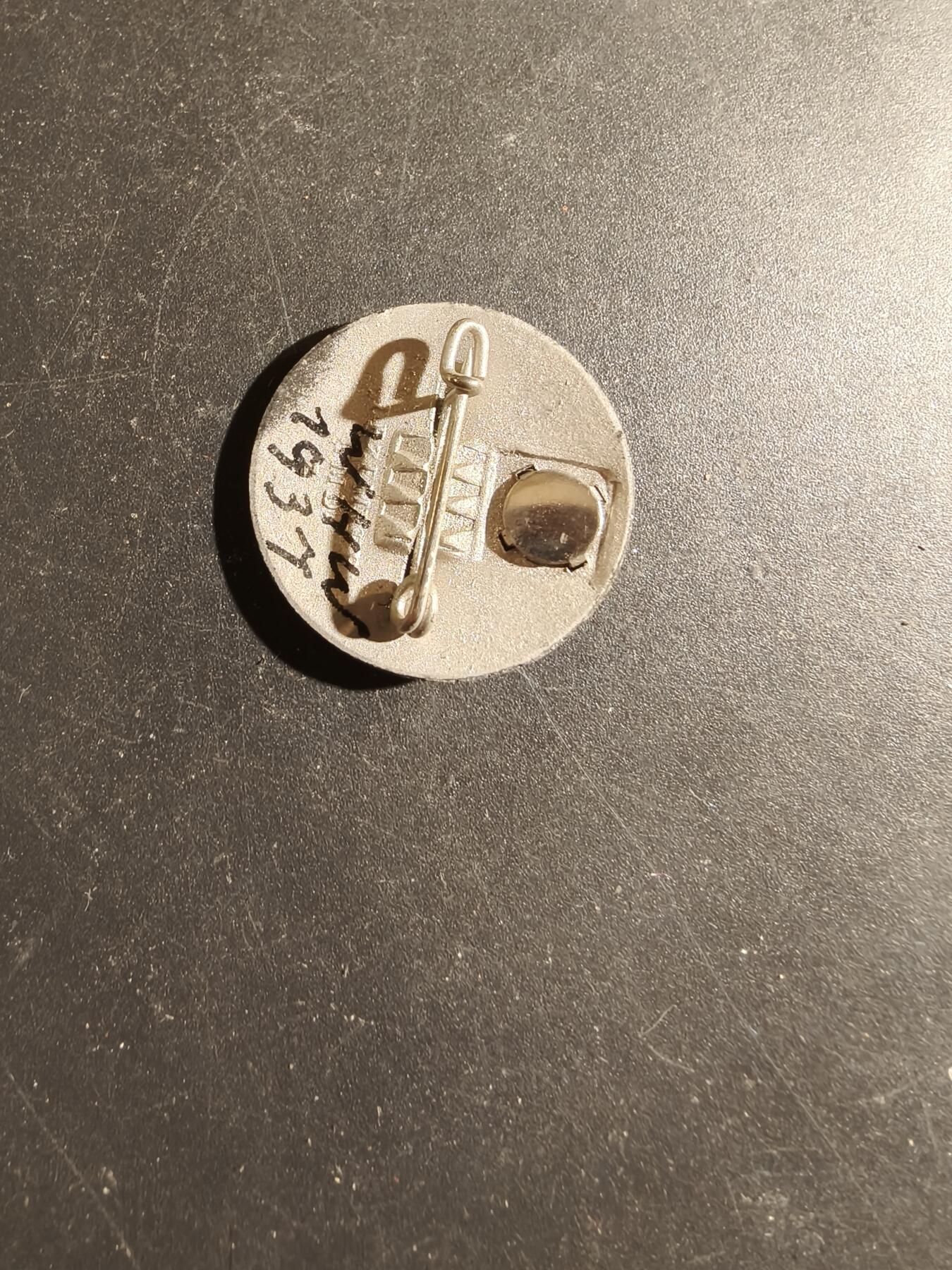 老王徽章第180期 德三冬季救济工厂证章