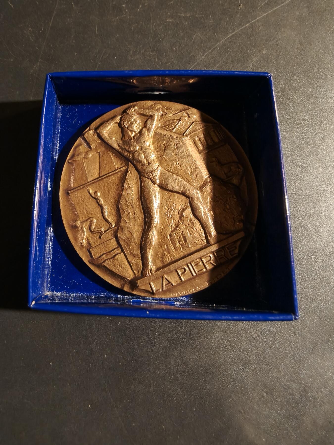 老王徽章第180期 法国建筑业大铜章     原盒     直径58mm    重量100g