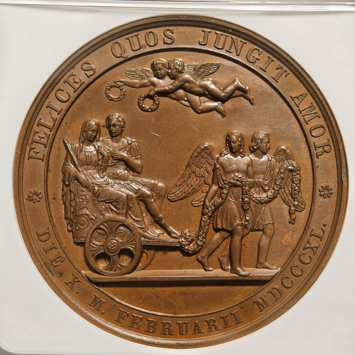 【德藏】世界币章拍卖第164期（拍品征集中~欢迎藏友联系） 1840年 德国纪念维多利亚女王和阿尔伯特亲王结婚高浮雕纪念铜章 NGC MS62BN 正面是维多利亚女王和阿尔伯特亲王左侧面双人肖像，背面是两位新人坐在雕刻精美华丽两轮车上，爱神用玫瑰花链牵引着两轮车缓缓前行，两位小天使在空中手持花环向两位新人头上戴。铜质厚重，高浮雕工艺，巧克力包浆，品相几乎全新，保存状态极佳，稀少品种