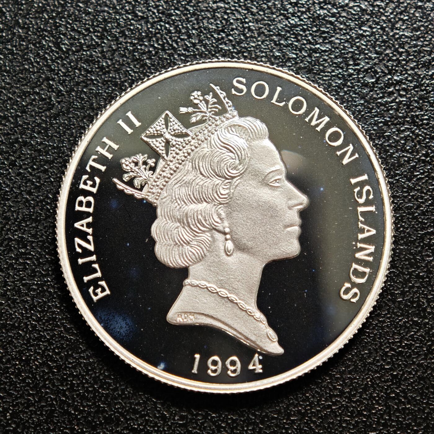 【德藏】世界币章拍卖第164期（拍品征集中~欢迎藏友联系） 1994年 所罗门群岛西班牙航海家阿尔瓦罗·德·门达尼亚-内拉发现所罗门群岛5元纪念银币 直径约：30mm；重约：10g