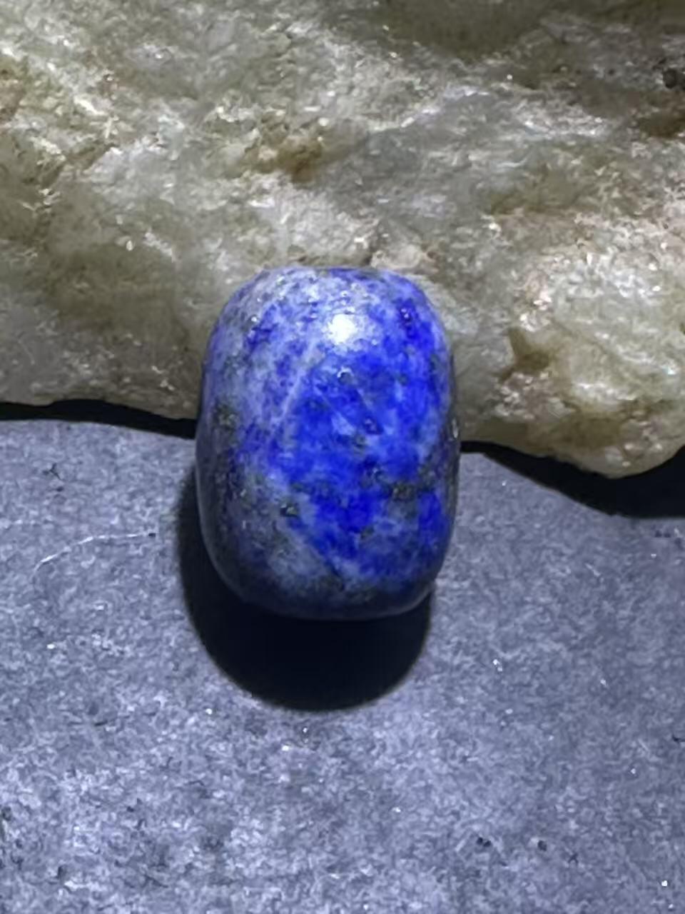 阿富汗老矿青金石随形小桶珠一颗，