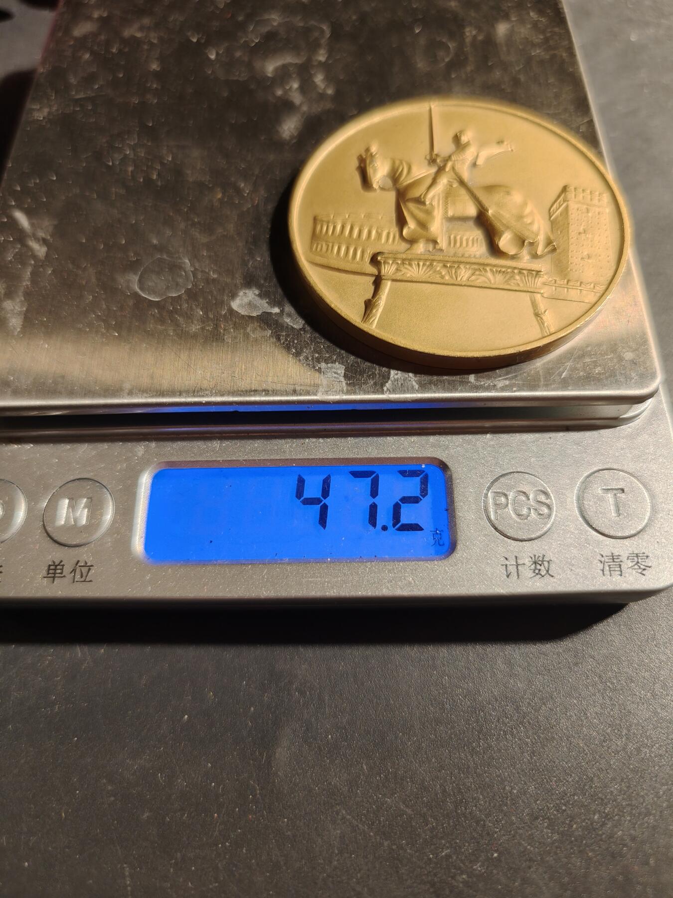 老王徽章第180期 意大利斗兽场镀金纪念章     直径50mm    重量47.2g