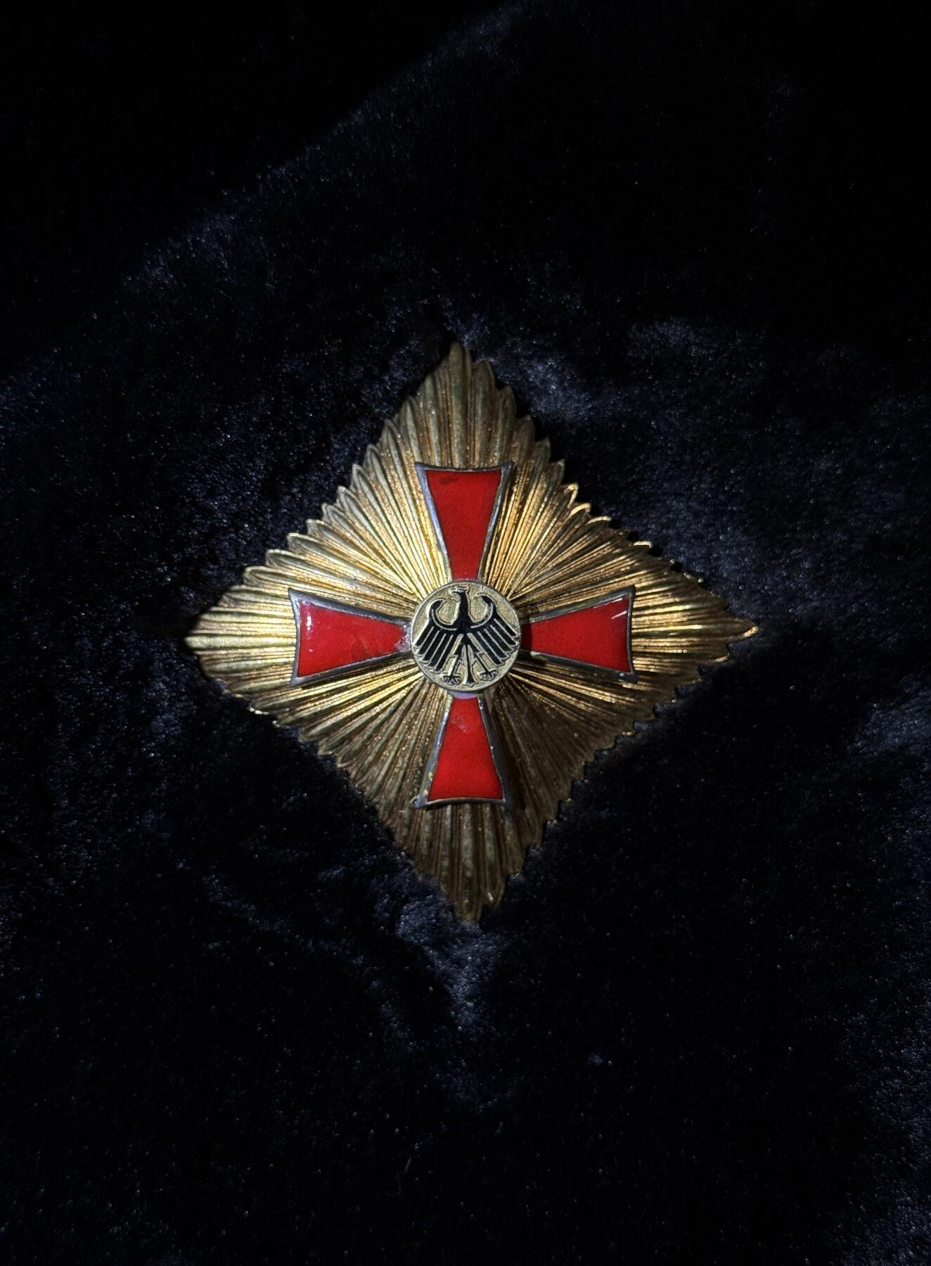 欢庆春节！戎马世界章牌大赏第111期春节大拍 德国联邦十字勋章，大军官级星芒章，银制，SL厂中期版本，珐琅有损