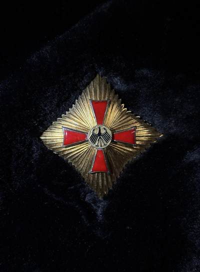 欢庆春节！戎马世界章牌大赏第111期春节大拍 - 德国联邦十字勋章，大军官级星芒章，银制，SL厂中期版本，珐琅有损