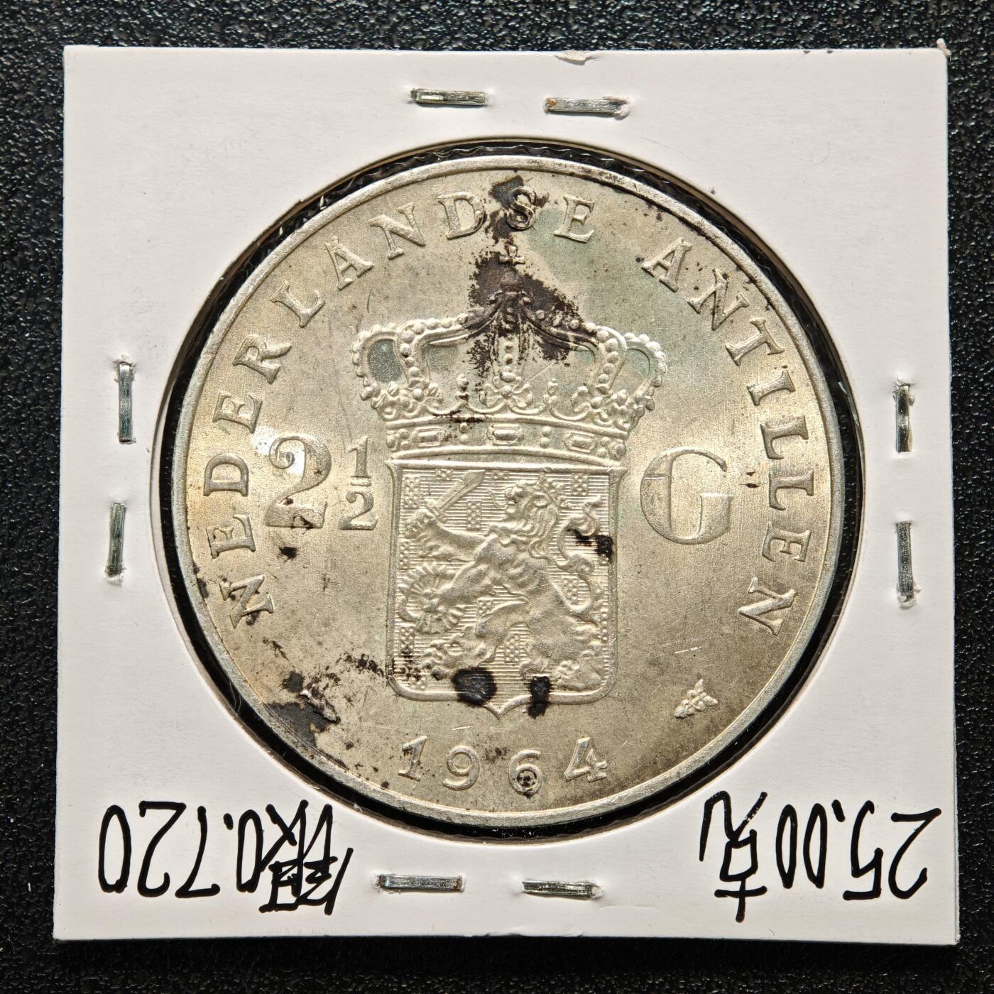 【德藏】世界币章拍卖第164期（拍品征集中~欢迎藏友联系） 老藏家集藏系列之-1964年 荷属安的列斯2-1/2盾银币 720银 直径约：37mm；重约：25g 入册20余年·附有当年购入价