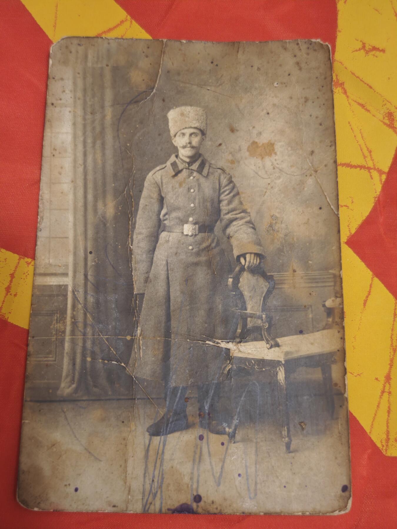 橙子收藏(照片专场)第三期 这是一张19世纪末至20世纪初（沙俄晚期，约1900-1917年）拍摄的沙俄军人肖像卡，属于日俄战争或一战时期的影像遗存。