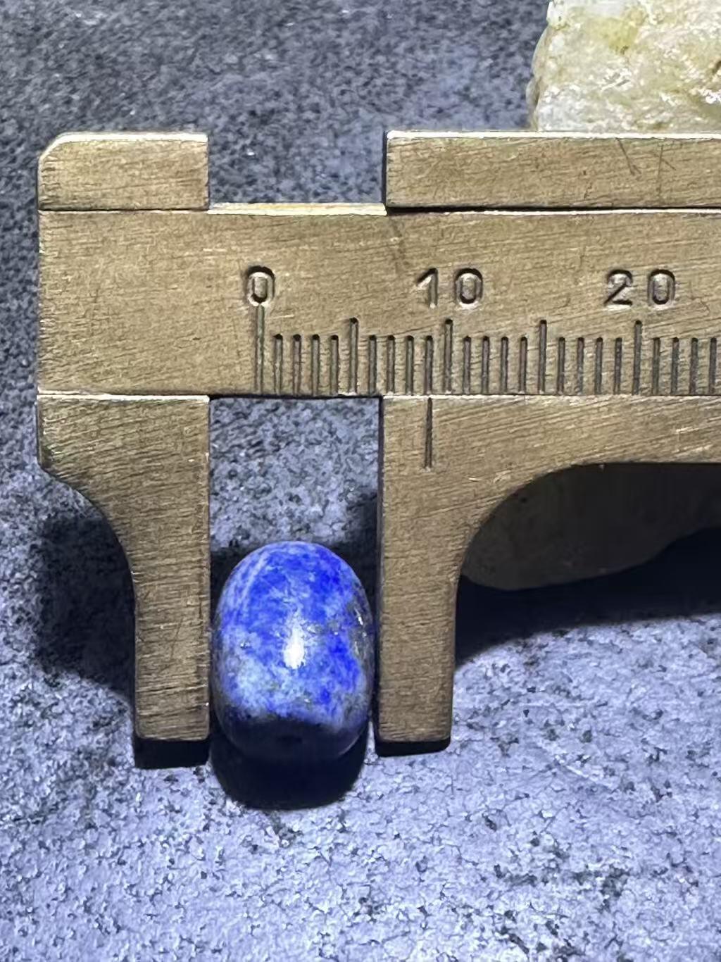 阿富汗老矿青金石随形小桶珠一颗，